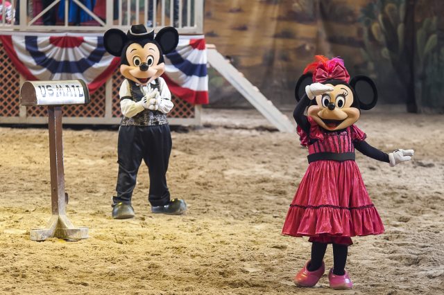 Extras - Buffalo Bill's Wild West Show... with Mickey and Friends